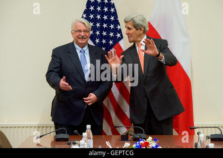 Segretario Kerry chat con il Ministro degli esteri polacco Waszcykowski presso la sede della NATO a Bruxelles Foto Stock