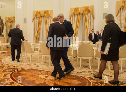 Segretario Kerry chat con il Presidente russo Putin prima del loro incontro bilaterale incentrato sulla Siria e Ucraina a Mosca Foto Stock