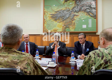 Segretario Kerry ottiene un briefing di U.S. Esercito il generale John Nicholson a Kabul Foto Stock