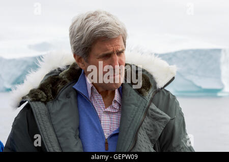 Segretario Kerry ascolta come egli riceve un briefing dal cambiamento climatico scienziati come essi crociera in acque di Ilulissat. Foto Stock