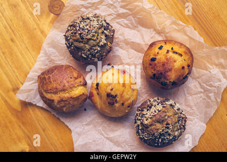 Fatti in casa muffin salato, chiamato anche proja pie, vista dall'alto dei Balcani tradizionale cibo cotto con formaggi saporiti Foto Stock