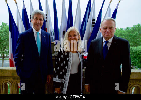 Segretario Kerry in posa per una foto con il Ministro degli esteri francese Jean-Marc Ayrault e U.S. Ambasciatore Hartley Foto Stock