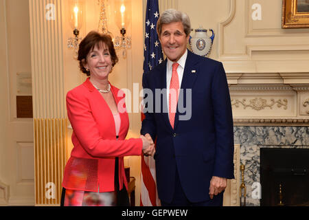 Segretario Kerry in posa per una foto con un neo-giurato in Ambassador Jacobson Foto Stock