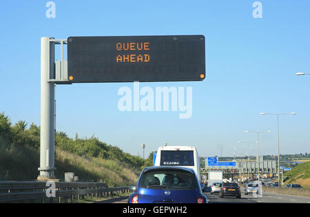 Segnaletica di avvertimento 'coda ahead' sulla M25, vicino a Londra, Inghilterra, Regno Unito Foto Stock