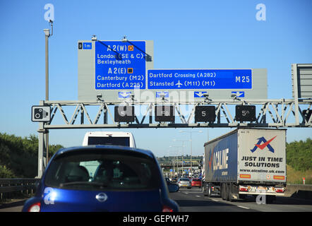 Collegamento del traffico allo svincolo 3 della M25, sul Kent/Greater London confine, in estate, in Inghilterra, Regno Unito Foto Stock