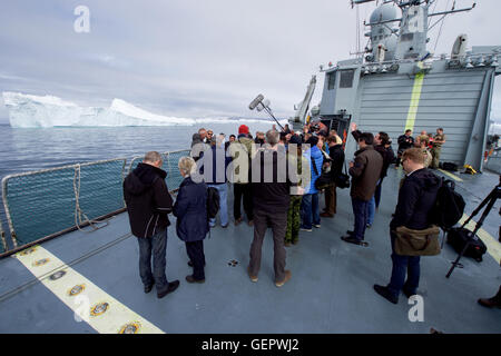 Segretario Kerry riceve un briefing dal cambiamento climatico scienziati come essi crociera in acque di Ilulissat. Foto Stock