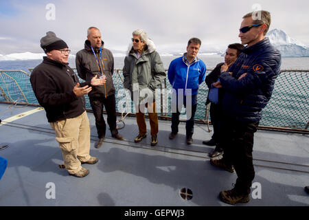 Segretario Kerry riceve un briefing dal cambiamento climatico scienziati come essi crociera in acque di Ilulissat. Foto Stock