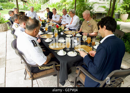 Segretario Kerry riceve un briefing dal Teatro pacifico comandanti combattente a base comune Harbor-Hickam perla in Hawaii Foto Stock