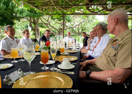 Segretario Kerry riceve un briefing dal Teatro pacifico comandanti combattente a base comune Harbor-Hickam perla in Hawaii Foto Stock