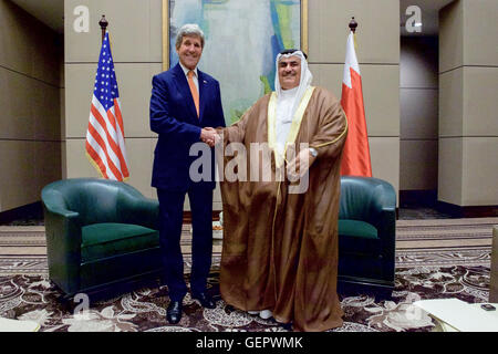 Segretario Kerry scuote le mani del Bahrein con il Ministro degli Esteri Sheikh Khalid Bin Ahmed al-Khalifa Foto Stock