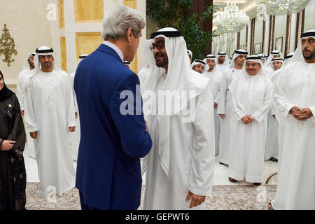 Segretario Kerry scuote le mani CON EMIRATI ARABI UNITI il principe ereditario Mohammed bin Zayed prima di partecipare a un Iftar cena ad Abu Dhabi Foto Stock