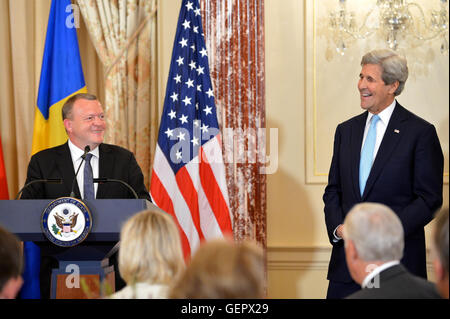 Segretario Kerry sorrisi come Primo Ministro danese Rasmussen offre commento presso la Segreteria di un pranzo in onore del leader nordico Foto Stock