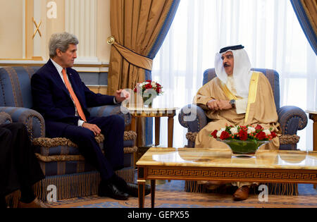 Segretario Kerry parla con il Re Hamad Bin Isa Al Khalifa del Bahrain sin dall'inizio della loro riunione bilaterale in Manama Foto Stock