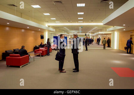 Segretario Kerry parla con il Dipartimento di Stato Vice Capo del Personale Sullivan presso la sede della NATO a Bruxelles Foto Stock