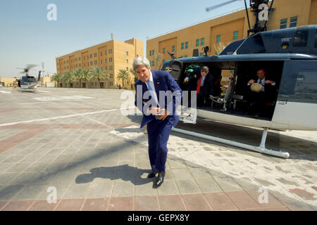 Segretario Kerry passi fuori da un elicottero che segue un volo da Baghdad International Airport per gli Stati Uniti Ambasciata italiana a Baghdad Foto Stock