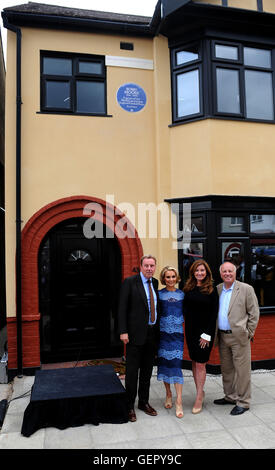 (Da sinistra a destra) Harry Redknapp, Roberta Moore, figlia di Coppa del mondo vincendo il capitano Bobby Moore, Vice Presidente del West Ham United e Small Business Ambasciatore Karren Brady e fa Presidente Greg Dyke, stand al di fuori di Moore la casa dell'infanzia a 43 Waverley Gardens a Barking, Londra, dopo Roberta ha svelato un patrimonio Inglese Londra targa blu. Foto Stock