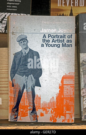 Una coperta di polvere copia di 'un ritratto dell'artista come un giovane uomo" di James Joyce, Penguin classici moderni serie. Foto Stock