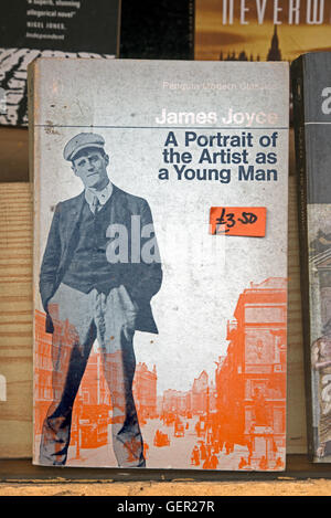 Una coperta di polvere copia di 'un ritratto dell'artista come un giovane uomo" di James Joyce, Penguin classici moderni serie. Foto Stock