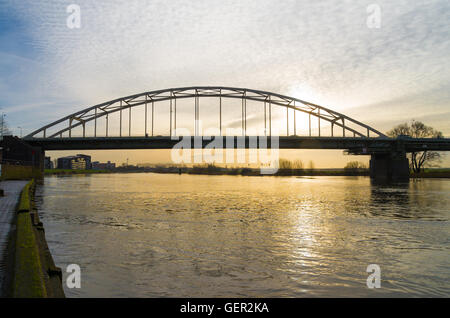 Arco in acciaio ponte sopra il fiume IJssel a Deventer nei Paesi Bassi Foto Stock