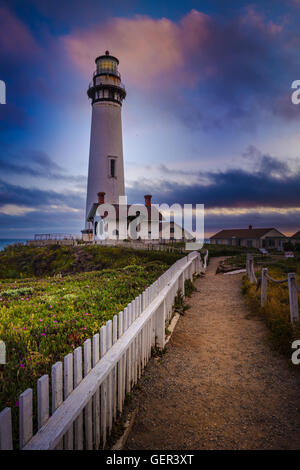 Recinzione bianca che conduce a Pigeon Point Lighthouse composizione verticale Foto Stock