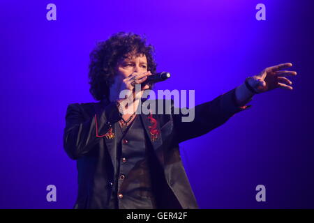 Madrid, Spagna. 26 Luglio, 2016. Il il cantautore spagnolo Enrique Bunbury, 48 anni, mostrato durante il suo concerto al Teatro Real di Madrid. © Jorge Sanz/Pacific Press/Alamy Live News Foto Stock