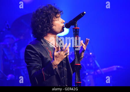 Madrid, Spagna. 26 Luglio, 2016. Il il cantautore spagnolo Enrique Bunbury, 48 anni, mostrato durante il suo concerto al Teatro Real di Madrid. © Jorge Sanz/Pacific Press/Alamy Live News Foto Stock