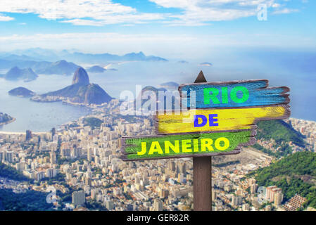 2016 scritto su un segno, panorama di Rio de Janeiro in background Foto Stock