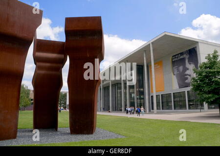 Geografia / viaggi, in Germania, in Baviera, Monaco di Baviera, Pinakothek der Moderne (galleria d'Arte Moderna, il museo di scultura "Buscando la Luz " da Eduardo Chillida, Foto Stock