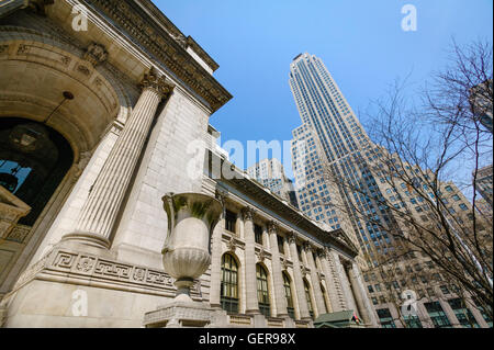 Ornamenti e dettagli architettonici sulla Biblioteca Pubblica di New York facciata con un grattacielo in background. Midtown, New York Foto Stock