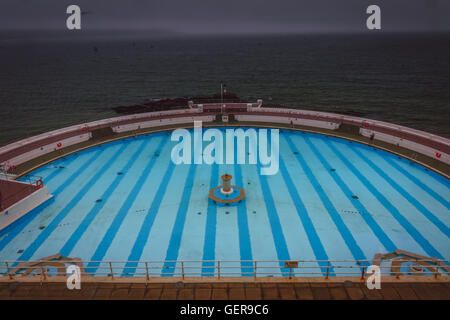 Tinside Lido in Plymouth in un giorno di pioggia, Inghilterra Foto Stock