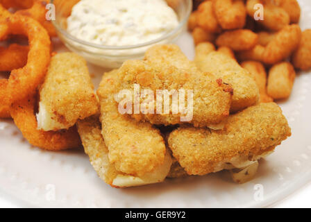 Close up Fritte bastoncini di mozzarella su un piatto Foto Stock