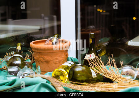 BALI, Grecia - 28 Aprile 2016: assortimento di vini greci. Composizione gastronomica di bevande alcoliche in bottiglie Foto Stock