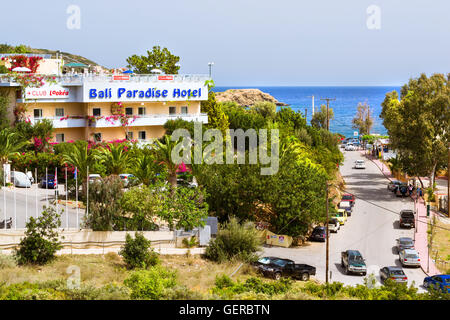 BALI, Grecia - 29 Aprile 2016: esterno del Resort Bali Paradise Hotel edificio circondato da giardini tropicali sulla strada asfaltata Foto Stock