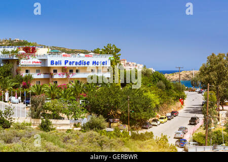 BALI, Grecia - 29 Aprile 2016: esterno del Resort Bali Paradise Hotel edificio circondato da giardini tropicali sulla strada asfaltata Foto Stock