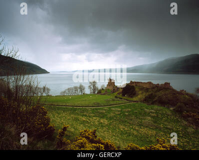 Visualizzare ne del terminale N di Loch Ness con Castello Urquhart sul punto Strone. Foto Stock