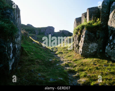 NW gateway tra inferiore e secondo involucro di Dunadd Dark Age fortezza, Argyll, con Citadel (topmost fort) & contenitori superiore al di là. Foto Stock