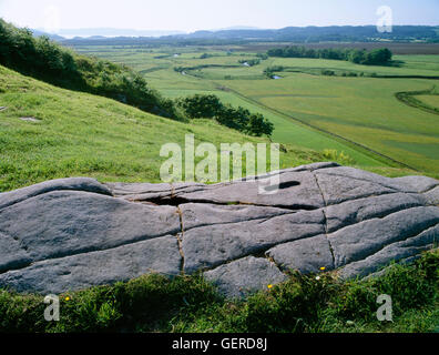 Rock-cut impronta sulla terrazza superiore di Dunadd Dark Age fortezza, Kilmartin Valley, Argyll, usato per i riti di inaugurazione dei Re Scozzesi. Foto Stock