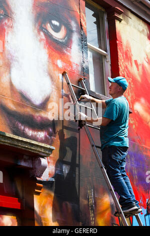 L'artista di strada pittura presso Upfest (street art festival) in Bedminster, Bristol, Regno Unito, 23 luglio 2016. Foto Stock