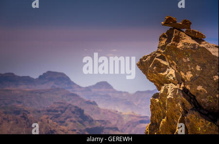 Rocce sul pianoro da Roque Nublo, Gran Canaria Isole Canarie Spagna Foto Stock