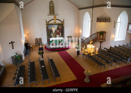 Le persone all'interno Chiesa Bronnoy, Bronnoysund, Nordland, Norvegia costruito nel 1870 Foto Stock