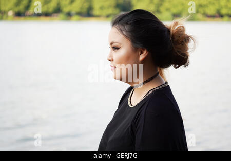 Vista laterale della giovane donna asiatica Foto Stock