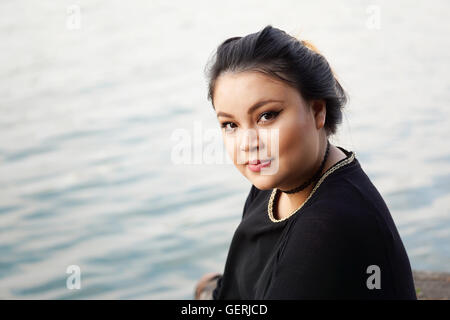 Giovane donna asiatica dall'acqua Foto Stock