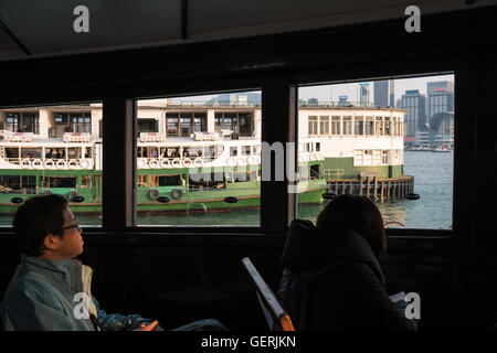 I passeggeri a bordo di inizio Traghetti del porto di Victoria e di Hong Kong. Foto Stock