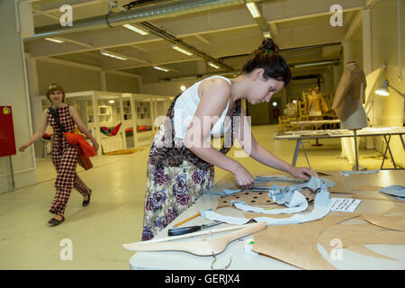 Poznan, Polonia, studente presso il Dipartimento di Fashion Design, scuola di forma Foto Stock