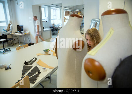 Poznan, Polonia, studente presso il Dipartimento di Fashion Design, scuola di forma Foto Stock