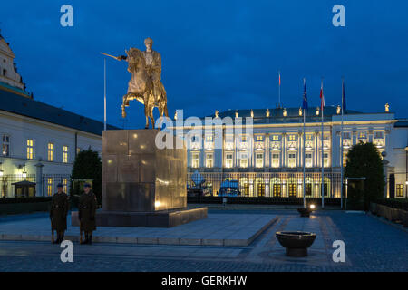 Varsavia, Polonia, soldati da Varsavia Palazzo Presidenziale di sera Foto Stock