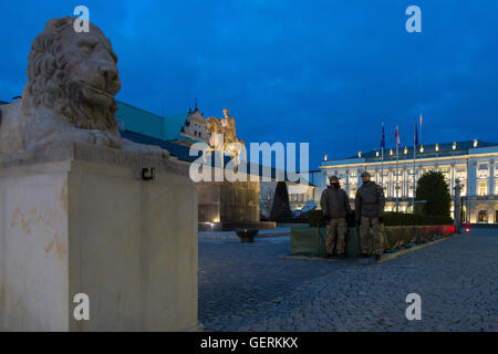 Varsavia, Polonia, soldati da Varsavia Palazzo Presidenziale di sera Foto Stock