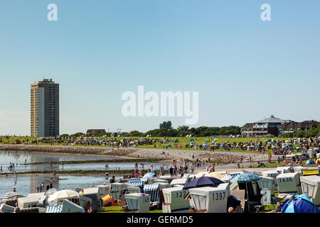 Büsum, Germania - Luglio 20, 2016: per coloro che godono di una calda giornata estiva all'affollata spiaggia del Mare del Nord Foto Stock