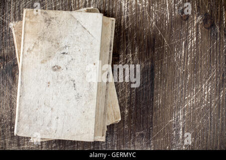 Vintage vecchi libri sul ponte di legno del piano portapaziente. Vista dall'alto. Foto Stock