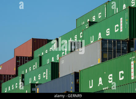 Genova, Italia, contenitore di pila in porto Foto Stock